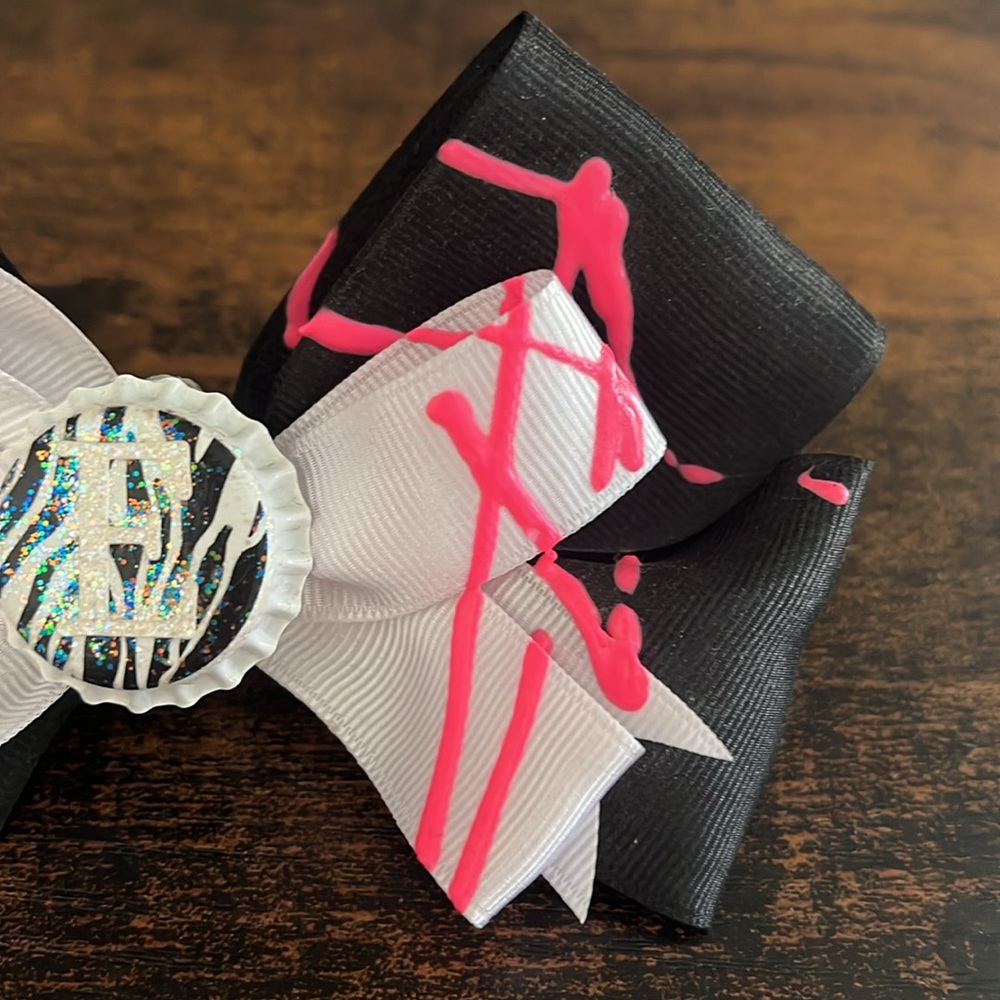 "E" Monogram Bow - Picture 3 of 8